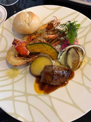 コースの試食です。えびや鮑が豪華でした。