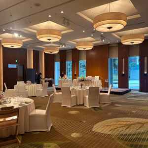 披露宴会場です。天井の高さが印象的です。