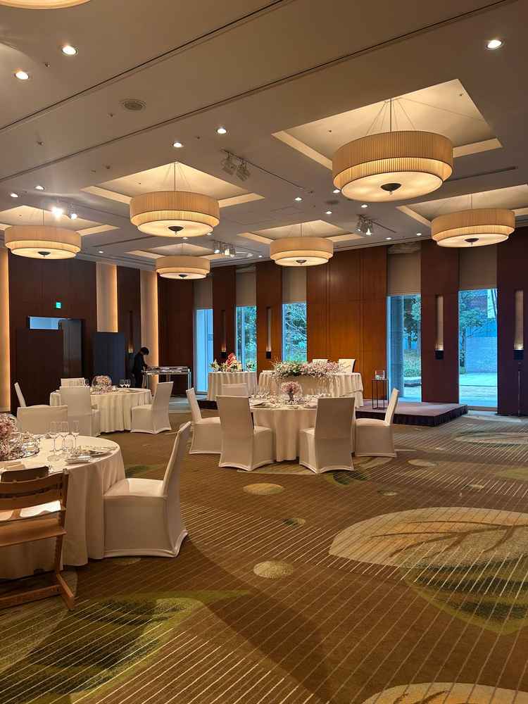 披露宴会場です。天井の高さが印象的です。