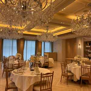 披露宴会場。シャンデリアや座席のデザインが可愛かったです。