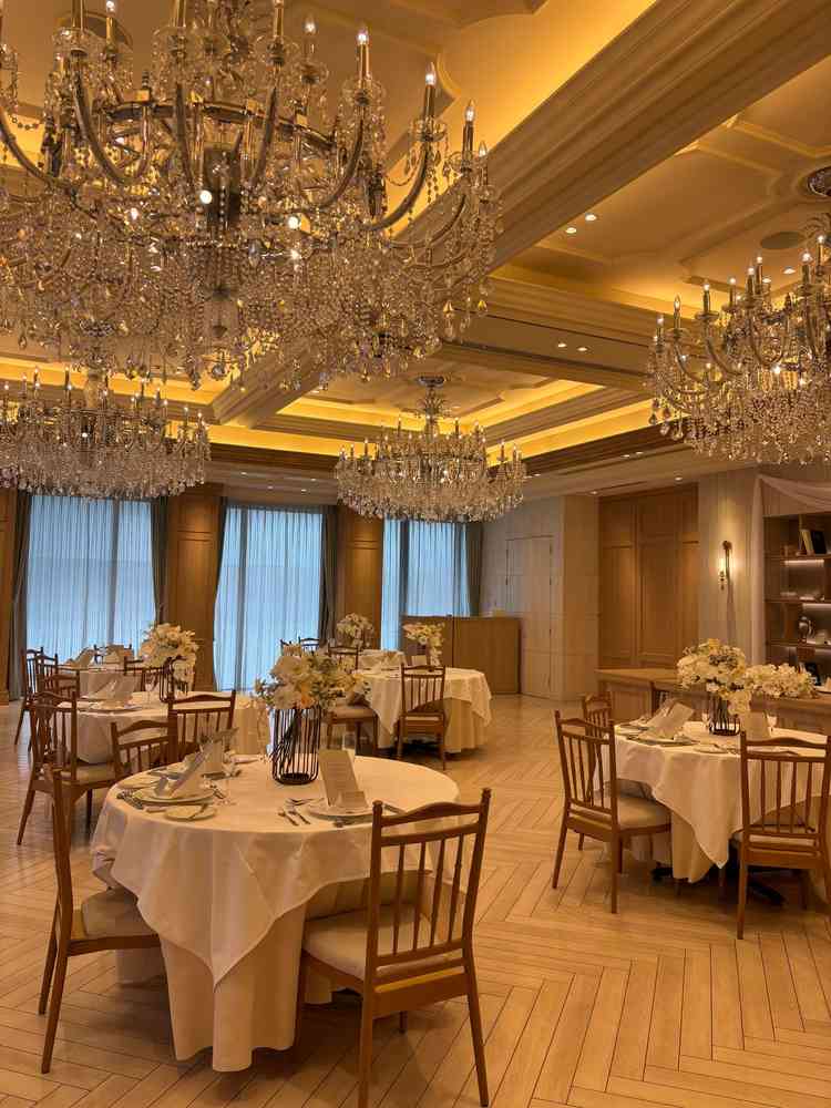 披露宴会場。シャンデリアや座席のデザインが可愛かったです。