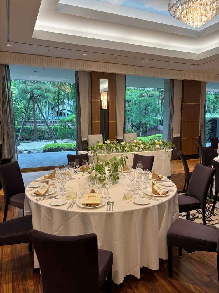 披露宴会場、庭園の見える小さめのお部屋