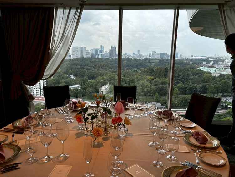 都心を一望できる高層階の披露宴会場。開放的な景色が特別感を演出。