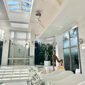 チャペルの正面。見えませんが、両脇に滝が流れています。