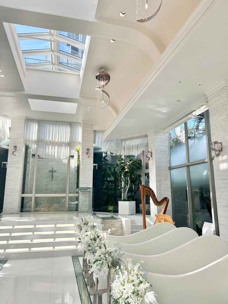 チャペルの正面。見えませんが、両脇に滝が流れています。