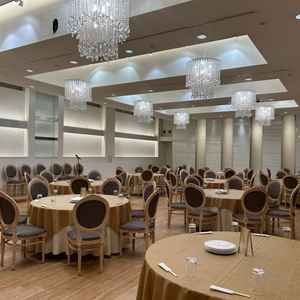 披露宴会場。写真の席数は80人分程。