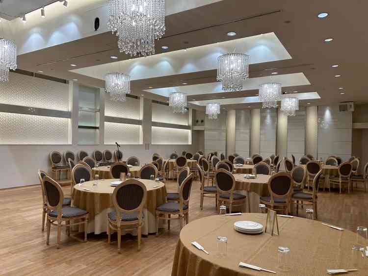 披露宴会場。写真の席数は80人分程。
