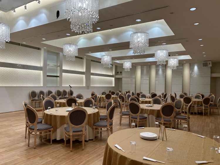 披露宴会場。写真の席数は80人分程。