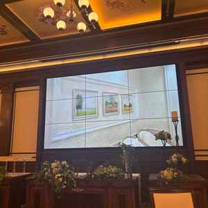 披露宴会場らろくめいかんの高砂。スクリーンではなくモニターのため明るくても見えるそうです。