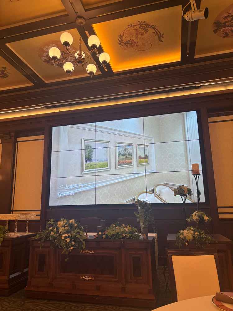 披露宴会場らろくめいかんの高砂。スクリーンではなくモニターのため明るくても見えるそうです。