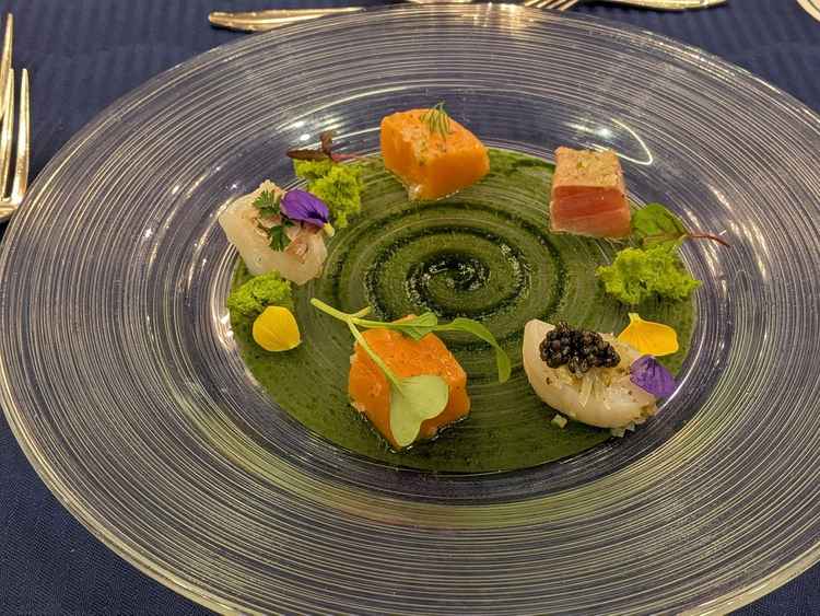 前菜。特にサーモンがびっくりするほど美味しくもっと食べたくなりました。また下のソースも美味しい