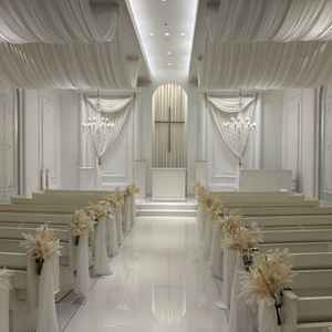 純白のチャペルでとても洗練された空間でした。