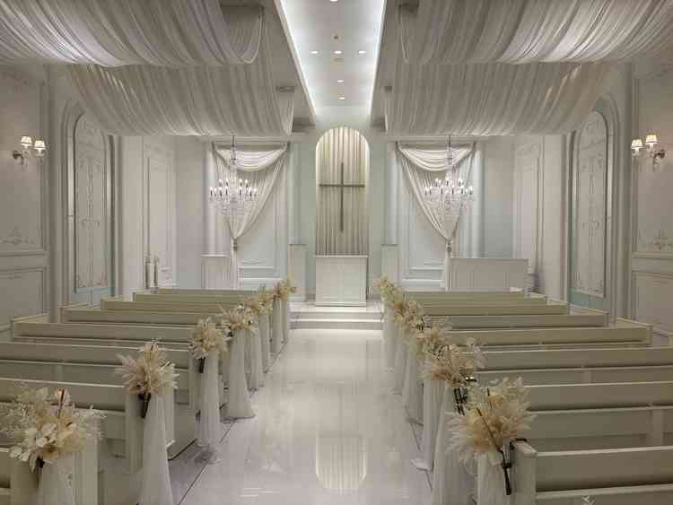 純白のチャペルでとても洗練された空間でした。