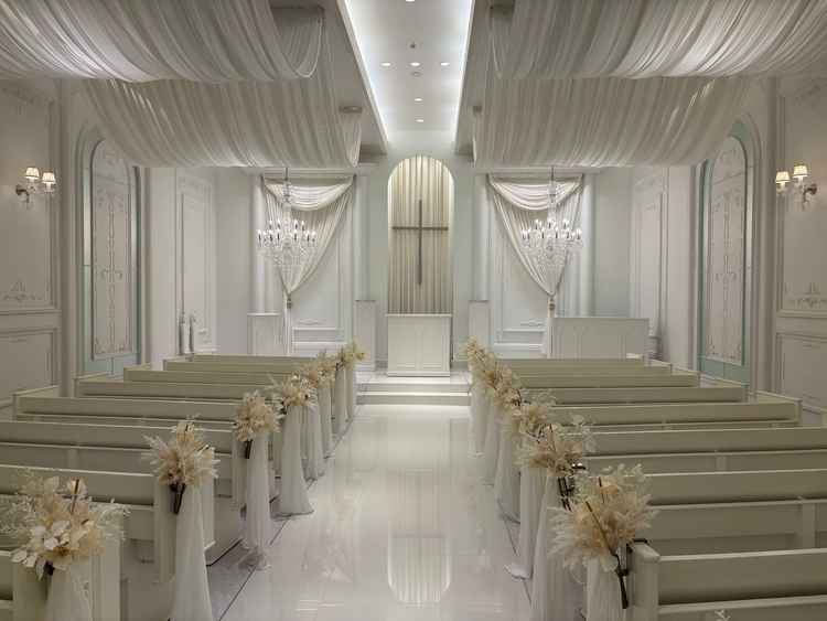 純白のチャペルでとても洗練された空間でした。