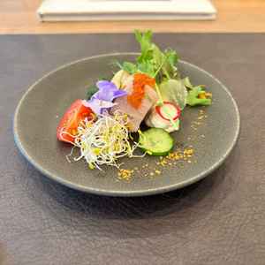 試食。箸が用意されていて、ナイフとフォークの堅苦しさがなく、気楽に楽しめた。年配のゲストも喜びそう。