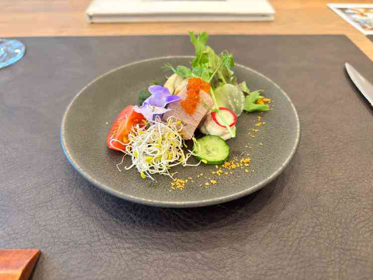 試食。箸が用意されていて、ナイフとフォークの堅苦しさがなく、気楽に楽しめた。年配のゲストも喜びそう。