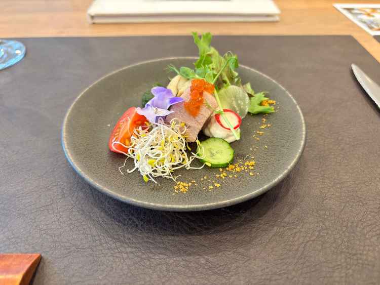 試食。箸が用意されていて、ナイフとフォークの堅苦しさがなく、気楽に楽しめた。年配のゲストも喜びそう。