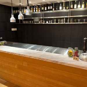 オープンキッチンがあり、温かい料理がすぐに提供されます。