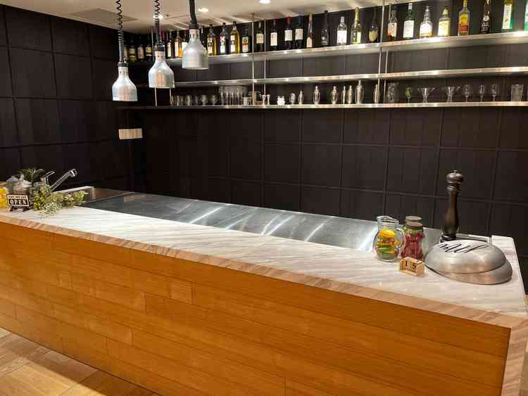 オープンキッチンがあり、温かい料理がすぐに提供されます。