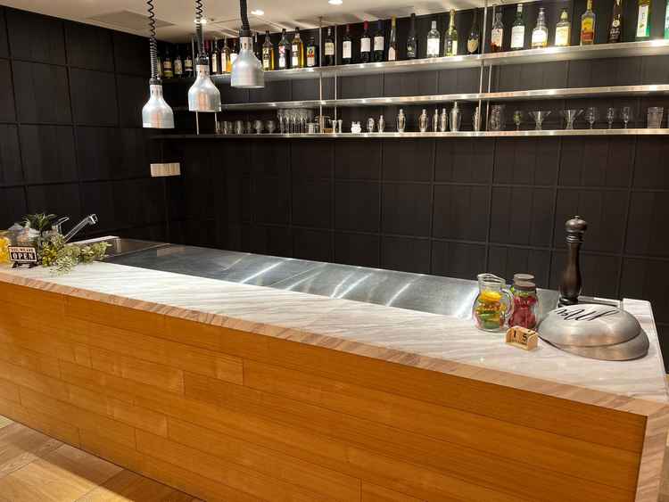 オープンキッチンがあり、温かい料理がすぐに提供されます。