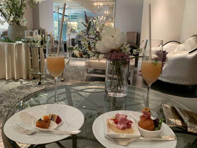 ゲストのウェルカムドリンク、フィンガーフードの試飲試食