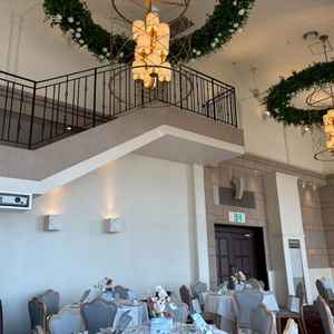 披露宴会場内に階段があり、再入場の際の階段演出が素敵だと思った。