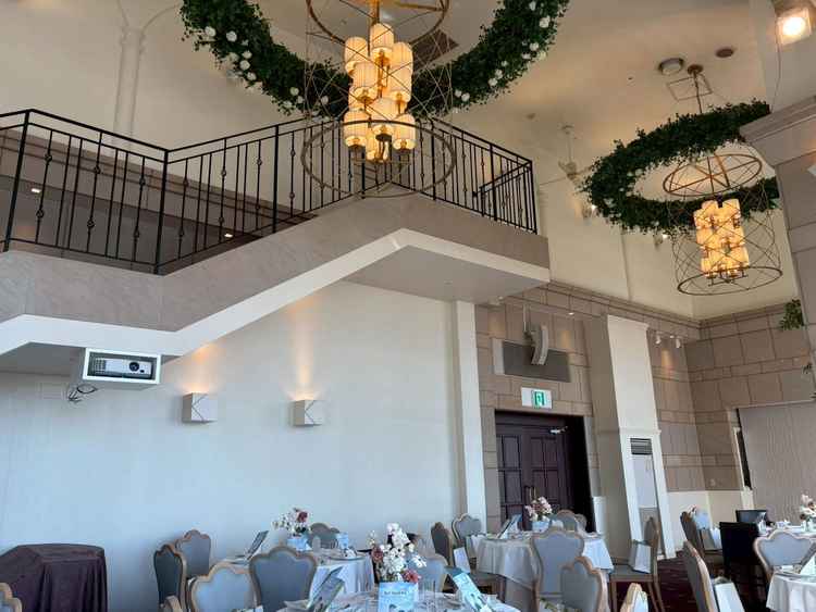 披露宴会場内に階段があり、再入場の際の階段演出が素敵だと思った。