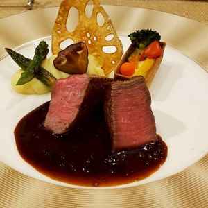 試食コースのメイン料理。国産牛フィレ肉のロティ。低温調理されていて、とても柔らかく、おいしかった。