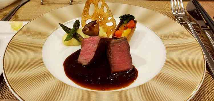 試食コースのメイン料理。国産牛フィレ肉のロティ。低温調理されていて、とても柔らかく、おいしかった。