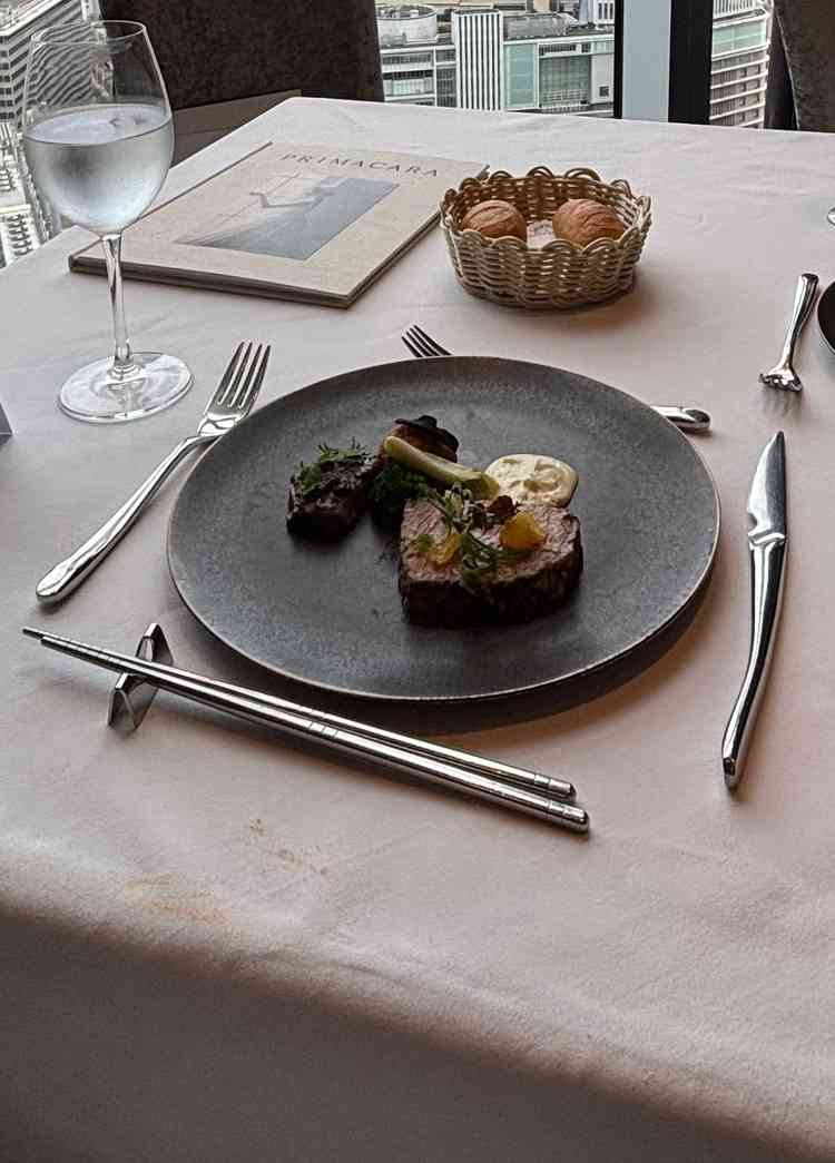 試食で頂いたメイン料理のお肉。ワサビソースが美味しかった。香りにこだわられていて楽しめました。