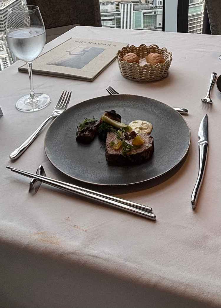 試食で頂いたメイン料理のお肉。ワサビソースが美味しかった。香りにこだわられていて楽しめました。