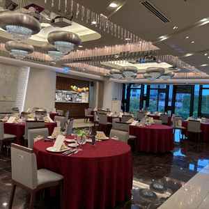 オープンキッチンがステキ。テーブルごとにコーディネートを課金なしで選べる。