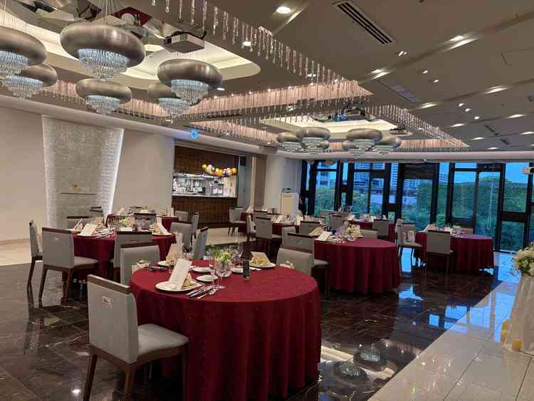 オープンキッチンがステキ。テーブルごとにコーディネートを課金なしで選べる。