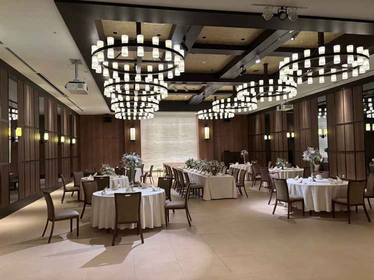 窓がない披露宴会場。こちらはシックな雰囲気でよかった。