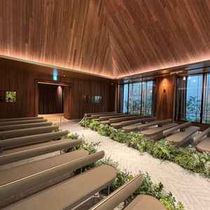 式場で子供が泣いてしまった場合でも後ろにあるマジックミラーから見ることができる。