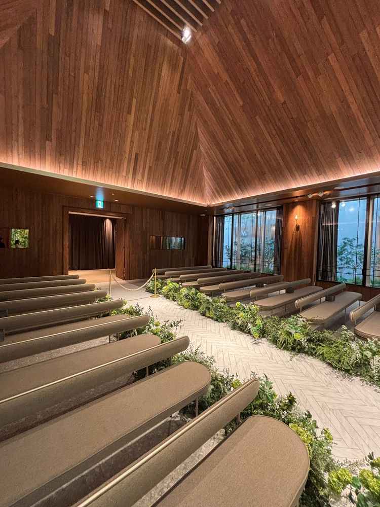 式場で子供が泣いてしまった場合でも後ろにあるマジックミラーから見ることができる。