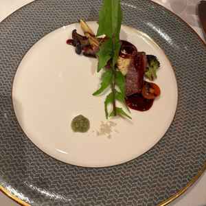 メインのお肉。黒毛和牛でとても柔らかく美味しかった。