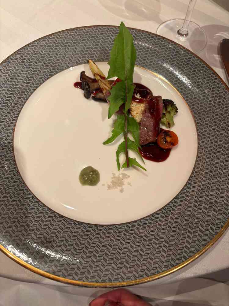 メインのお肉。黒毛和牛でとても柔らかく美味しかった。