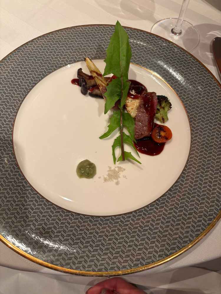 メインのお肉。黒毛和牛でとても柔らかく美味しかった。