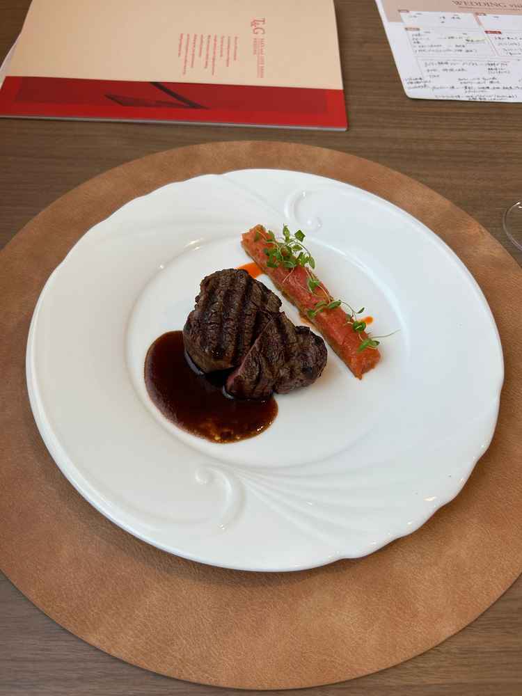 ロース肉が柔らかく、奥のトマトの付け合せも合っていた。