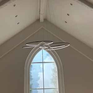 チャペル内の照明もこだわっていました。2人の輪が一つになるというイメージらしいです。