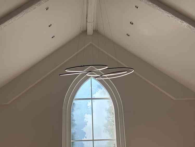 チャペル内の照明もこだわっていました。2人の輪が一つになるというイメージらしいです。