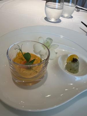 試食の人参ムースは8時間煮込んだ自然の甘みが絶品でスズキの前菜もキャビアが乗っていて美味しかった。