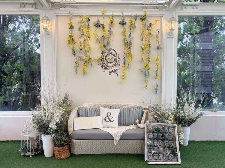 披露宴会場横のミニガーデン。屋根があり多少の雨なら問題なく使用可能とのこと。写真映えもしそうでした。