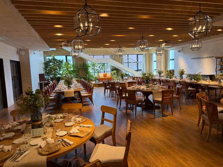 披露宴会場、この日はすでに準備済みの会場を見学したが、緑が多く写真映えしそうであった。