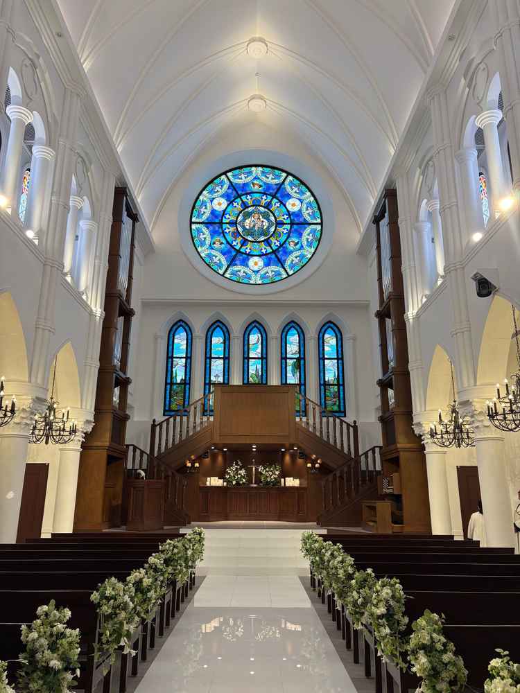 絨毯無しでもタイルにステンドグラスが反射してとても綺麗でした。2階から登場も可能だそうです。