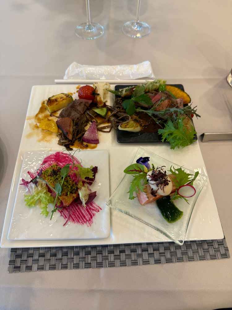 料理。とても美味しくて感動しました。同じ食材で和食とフレンチ選べるのが魅力的で、どちらも美味でした
