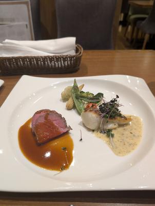 試食会の写真です。魚と肉のメインとなるものを頂きました。見た目も味も良かったです。