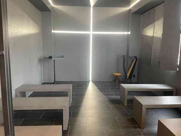 光の十字架が印象的なチャペルでした。