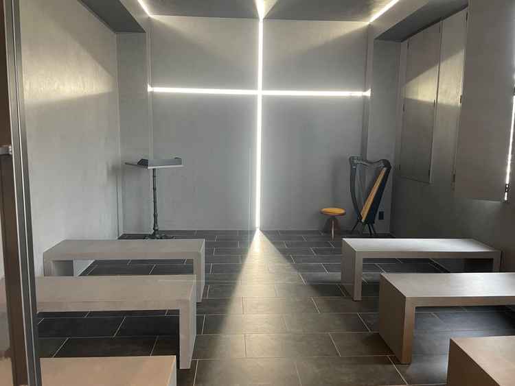 光の十字架が印象的なチャペルでした。